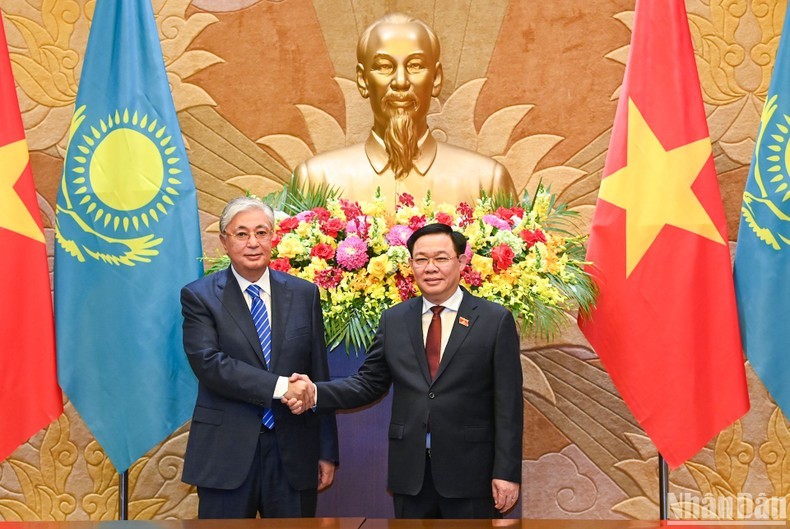 越南国会主席王廷惠会见哈萨克斯坦总统托卡耶夫。