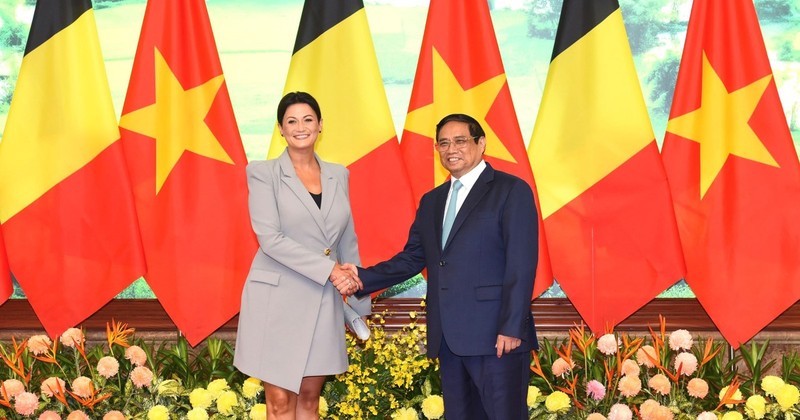 越南政府总理范明正和比利时参议院议长斯蒂芬妮·德霍斯。