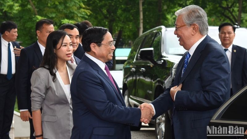 越南政府总理范明正欢迎哈萨克斯坦总统卡瑟姆若马尔特·托卡耶夫。