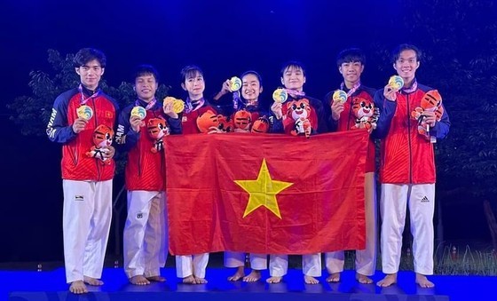 越南跆拳道队夺得金牌。（图片来源：信息报）