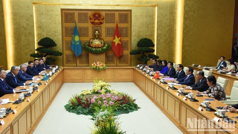 越南政府总理范明正会见哈萨克斯坦总统托卡耶夫。