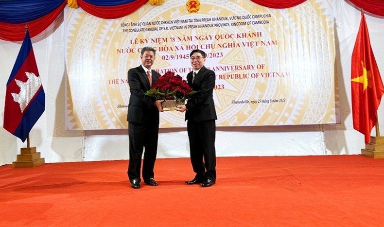 库什·查姆罗恩省长向赖春战总领事赠送鲜花 祝贺越南国庆节78周年。