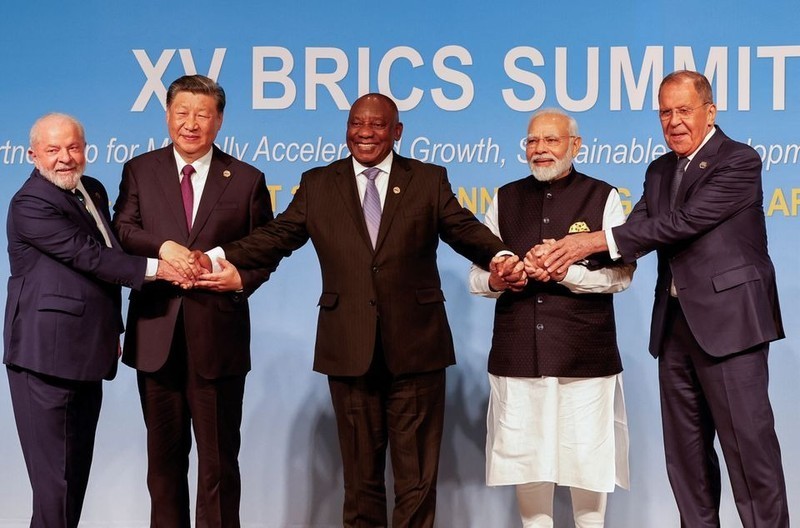 南非总统拉马福萨、中国国家主席习近平、印度总理莫迪、巴西总统卢拉·达席尔瓦、俄罗斯外长拉夫罗夫在2023年金砖国家领导人第15次会晤合影。（图片来源：路透社）