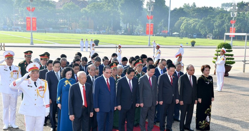 越南党和国家领导前往胡志明主席缅怀胡志明主席。