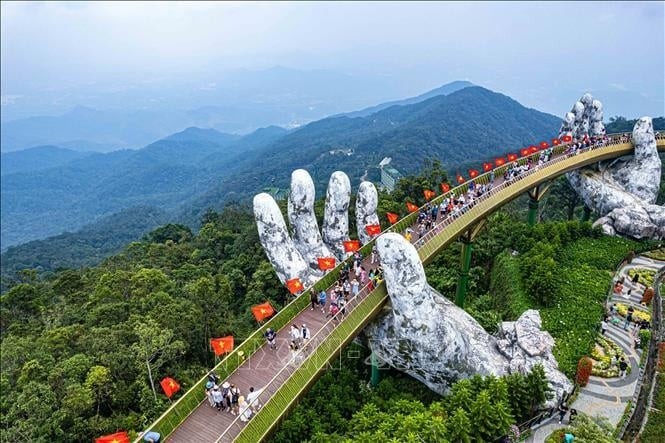 附图：2023年越南国庆节假期期间，岘港市金桥接待大量游客前来参观。