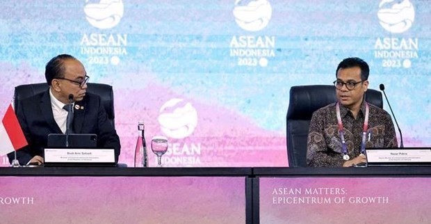 印度尼西亚通信和信息技术部副部长内扎尔·帕特里亚（右）。（图片来源：越通社）