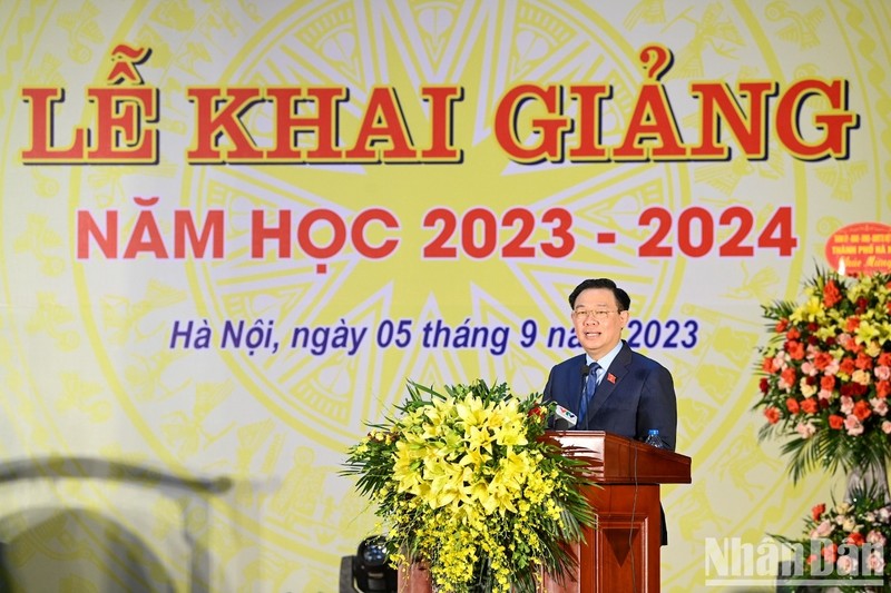 越南国会主席王廷惠在开学典礼上发表讲话。