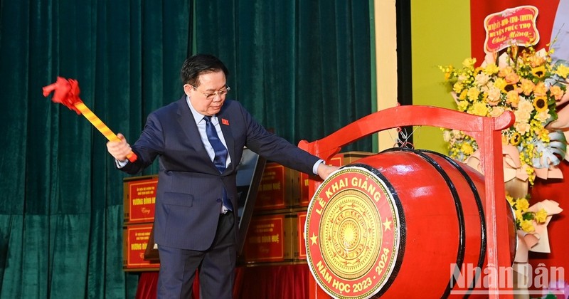 国会主席王廷惠在T78友谊学校打鼓迎2023-2024新学年。