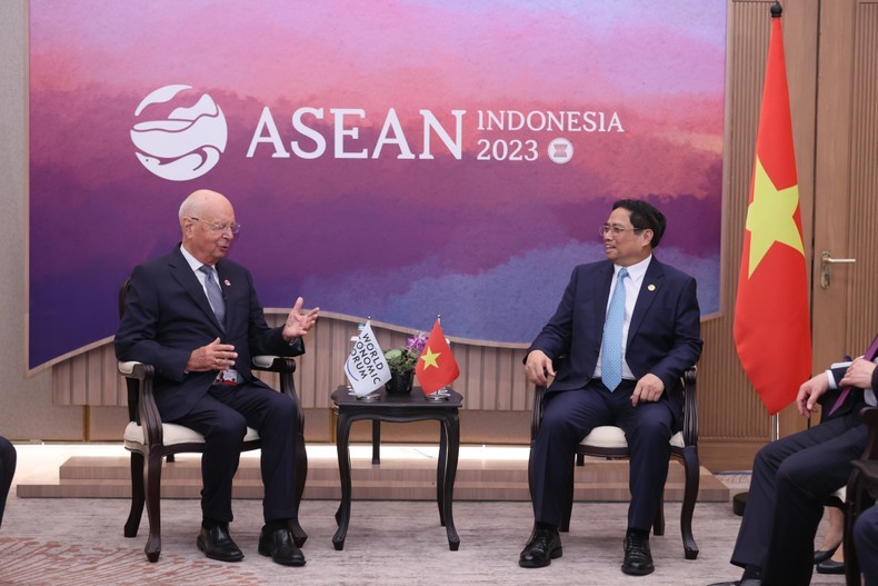 越南政府总理范明正会见世界经济论坛主席克劳斯·施瓦布。