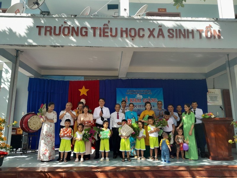 庆和省长沙岛县长沙镇生存学校师生参加开学典礼。（图片来源：laodong.vn）