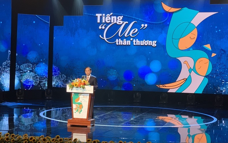 越南外交部部长裴青山在晚会上发表讲话。