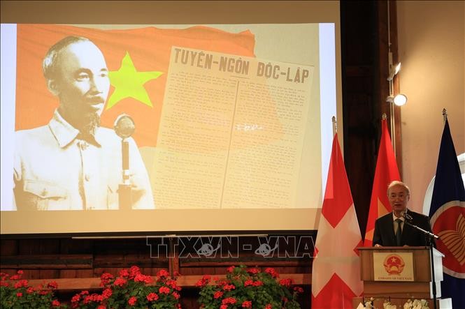 越南驻瑞士大使冯世龙在典礼上发表讲话。（图片来源：越通社）