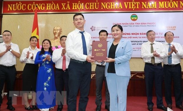 越南平福省人民委员会领导向华轮胎有限责任公司昊华授予投资许可证。（图片来源：越通社）