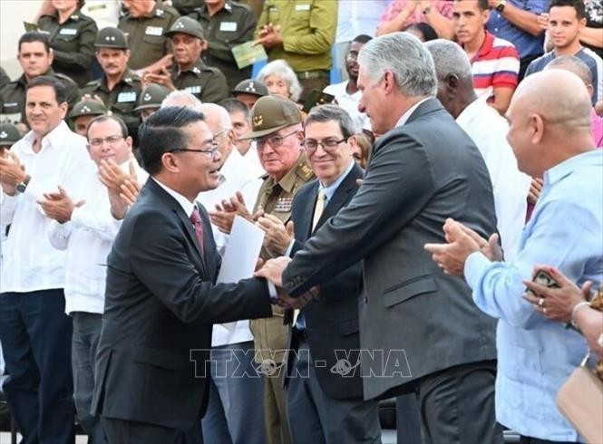 越南驻古巴大使黎青松和古共中央第一书记、古巴共和国国家主席米格尔·迪亚斯—卡内尔出席庆典。（图片来源：越通社）