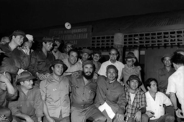 古巴领袖菲德尔•卡斯特罗访问越南南方解放区。（图片来源：越通社）