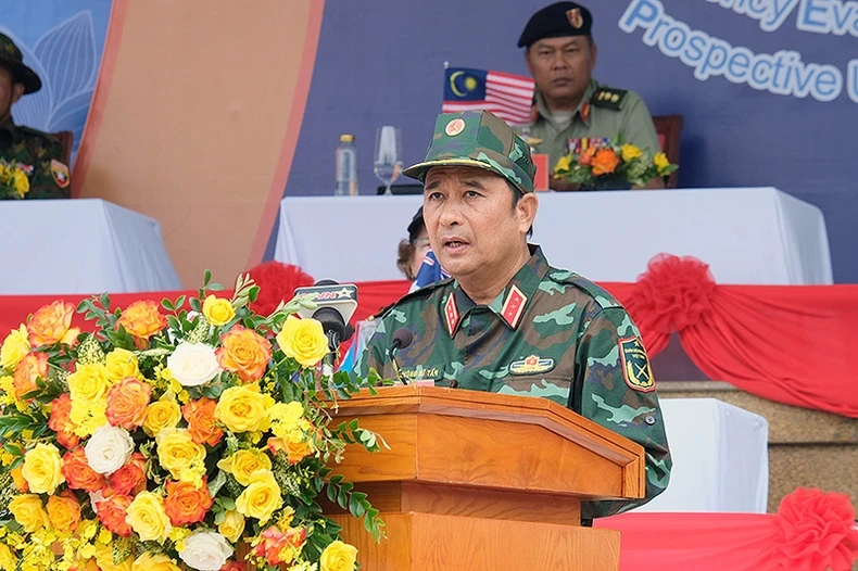 越南人民军总参谋长、参加联合国维和行动力量能力评估计划指导委员会主任冯士晋上将。