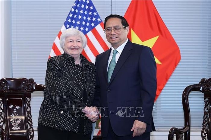 越南政府总理范明正会见美国财政部长。（图片来源：越通社）