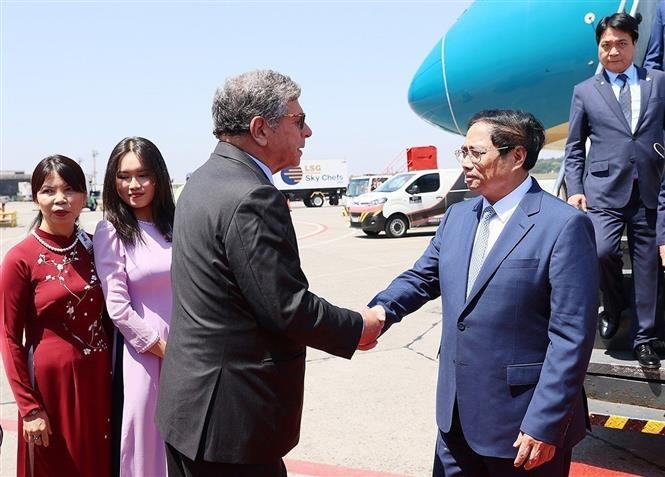 范明正总理抵达圣保罗国际机场，开始对巴西进行正式访问。（图片来源：信息报）