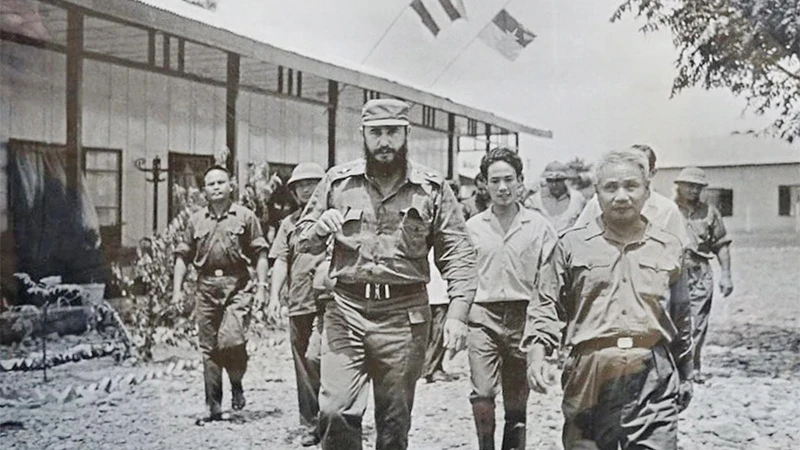 菲德尔·卡斯特罗1973年9月访问越南南方解放区。