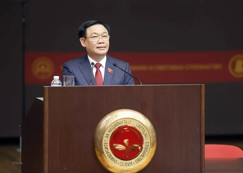 越南国会主席王廷惠在索非亚国家经济和世界经济大学发表讲话。