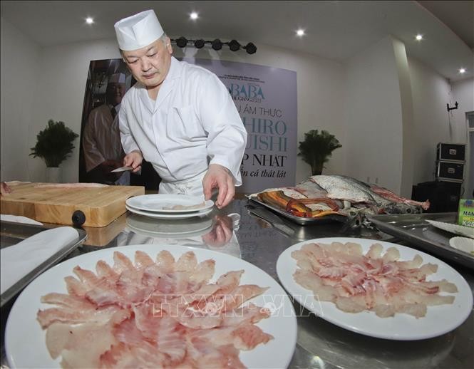 日本著名厨师松石一宏演示了如何烹制弓背鱼。（图片来源：越通社）