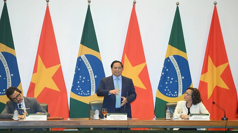  越南政府总理范明正出席在巴西外交部发表重要政策讲话。