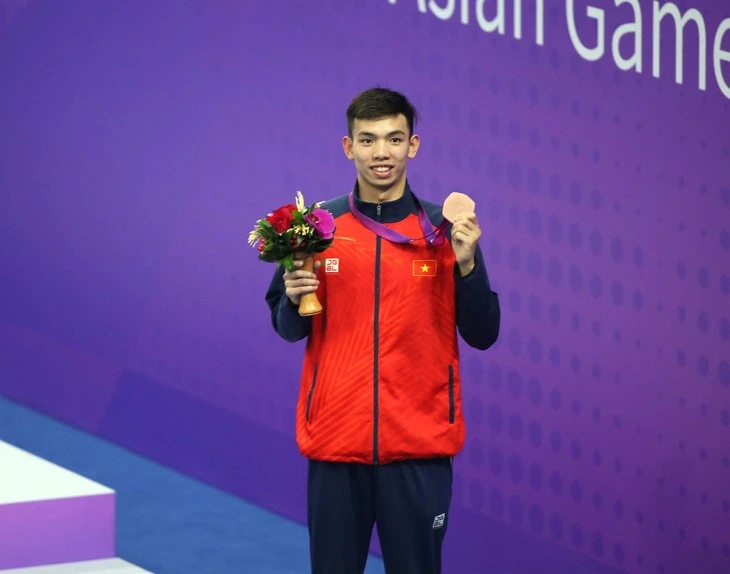 越南游泳运动员阮辉煌在男子400米自由泳决赛获得铜牌。（图片来源：tuoitre.vn）