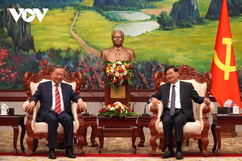 越南公安部部长苏林大将会见老挝人民革命党中央委员会总书记、老挝国家主席通伦·西苏里。（图片来源：越通社）