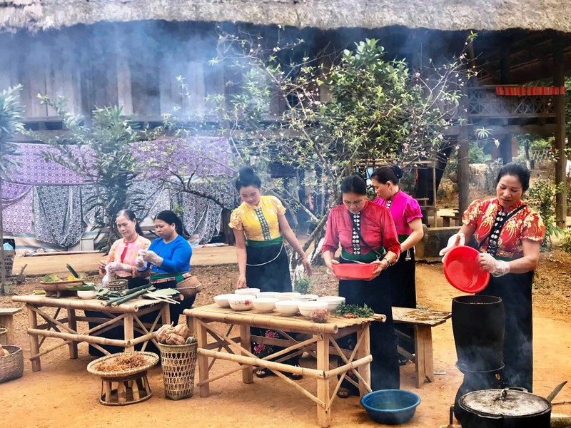 来越南各民族文化旅游村探索民族美食。（图片来源：VOV）