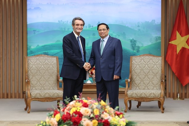越南政府总理范明正会见意大利伦巴第大区区长阿蒂里奥·丰塔纳。（图片来源：VGP）