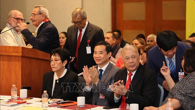 越共中央内政部副部长阮太学出席研讨会。（图片来源：越通社）