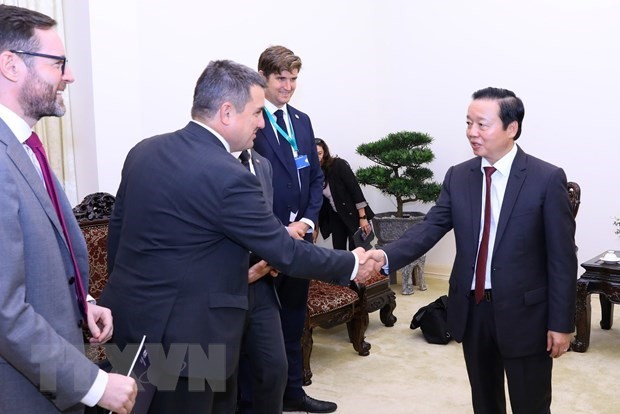 陈红河副总理会见欧盟公正能源转型伙伴关系特使蒂博尔·斯特尔巴茨基。（图片来源：越通社）