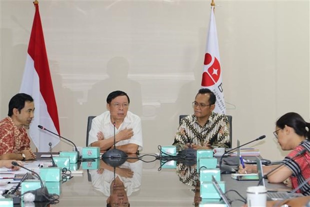 越共中央理论委员会副主席范文灵与ISSH所长艾哈迈德·纳吉布·布尔哈尼举行工作会议。（图片来源：越通社）