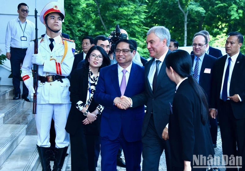 越南政府总理范明正迎接俄罗斯联邦国家杜马主席沃洛金。