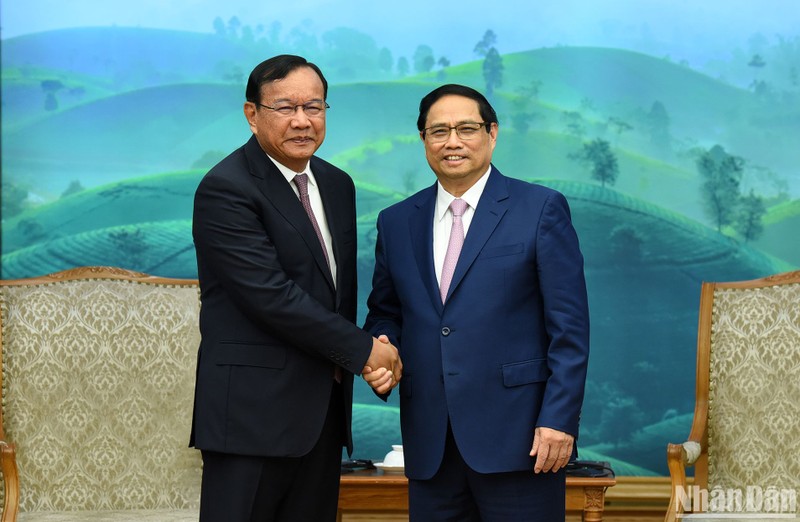 越南政府总理范明正会见柬埔寨人民党中央外委会主席布拉索昆。