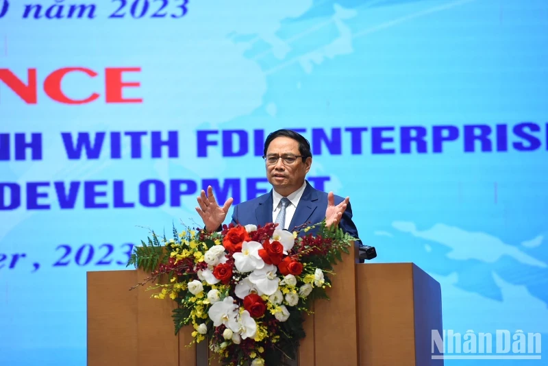 越南政府总理范明正主持会议。
