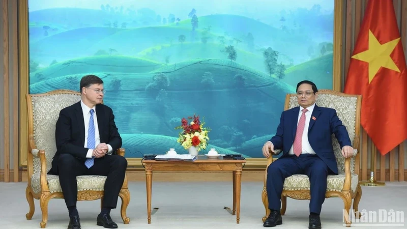 越南政府总理范明正会见欧盟委员会常务副主席瓦尔迪斯。