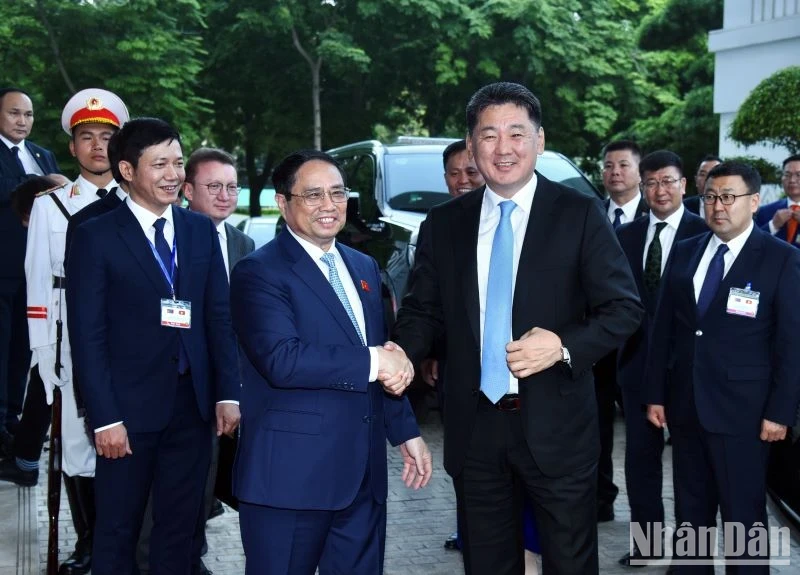 范明正总理欢迎蒙古国总统乌赫那。