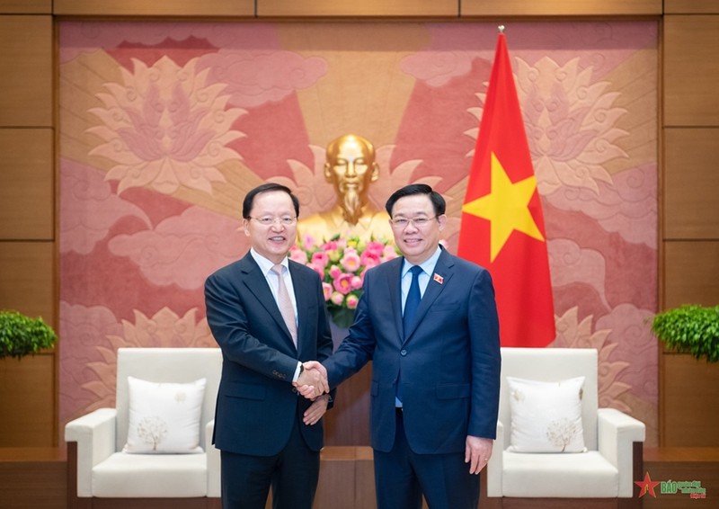 越南国会主席王廷惠会见三星电子首席财务官朴学奎。（图片来源：VGP）