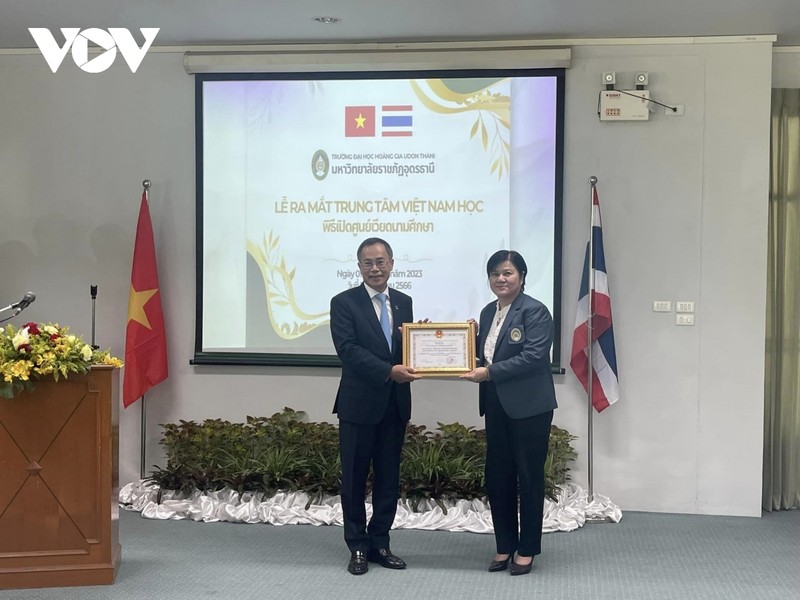 越南驻泰国大使潘志成和泰国皇家师范大学校长咯尼萨拉出席仪式。（图片来源：VOV）
