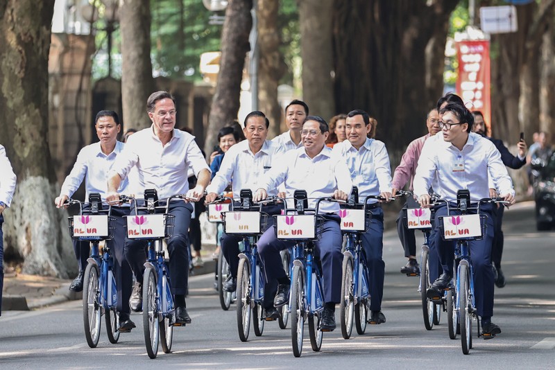 越南政府总理范明正与荷兰首相马克·吕特秋日骑自行车漫游河内。（图片来源：VGP）