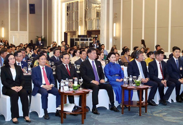 越南政府副总理陈流光，蒙古国总统乌赫那和各位代表出席越南-蒙古企业论坛。（图片来源：VGP）