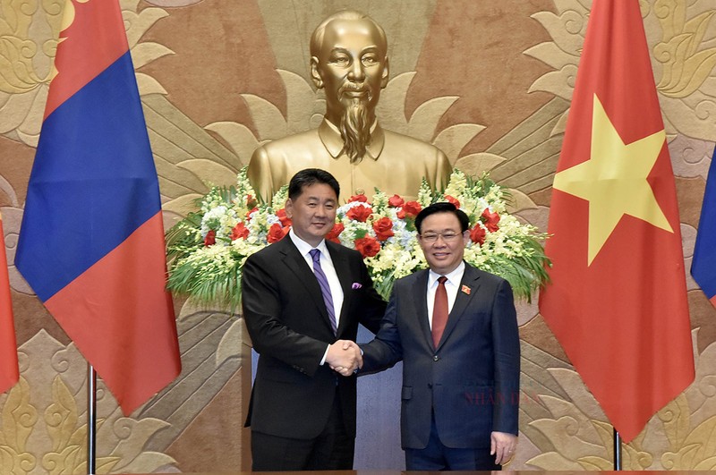 越南国会主席王廷惠会见蒙古国总统呼日勒苏赫。（图片来源：人民代表报）