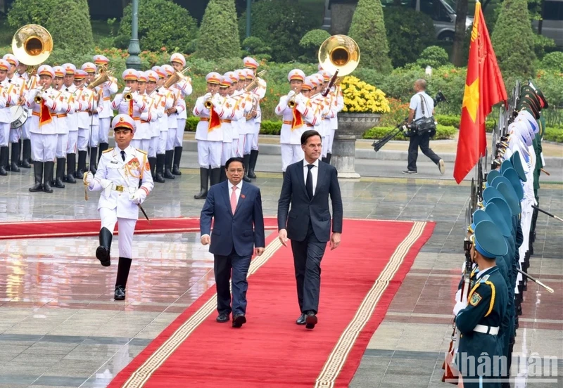 越南政府总理范明正为荷兰首相举行正式欢迎仪式。