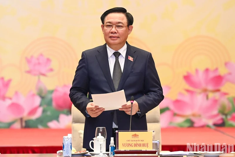 国会主席王廷惠在见面会上发表讲话。