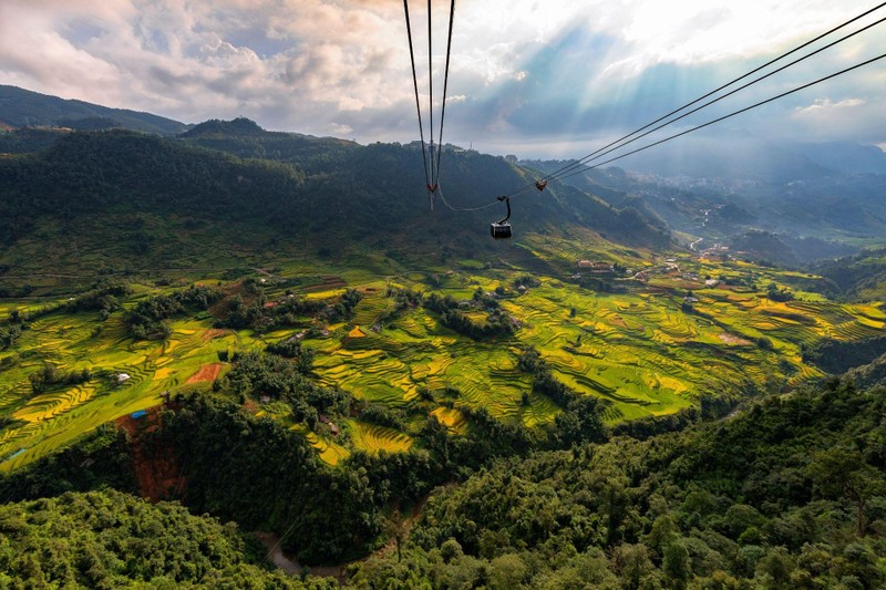 通往越南最高峰——番西邦峰的缆车系统。