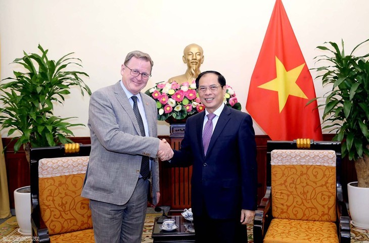 越南外交部长裴青山会见德国图林根州州长波多·拉梅洛。（图片来源：VOV）