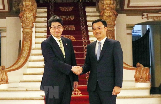 胡志明市人民委员会副主席裴春强会见日本国际协力银行行长林信光。（图片来源：越通社）