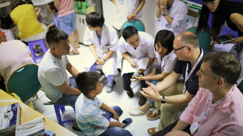 附图：各位专家于2018年为越南颅面骨畸形儿童看诊。