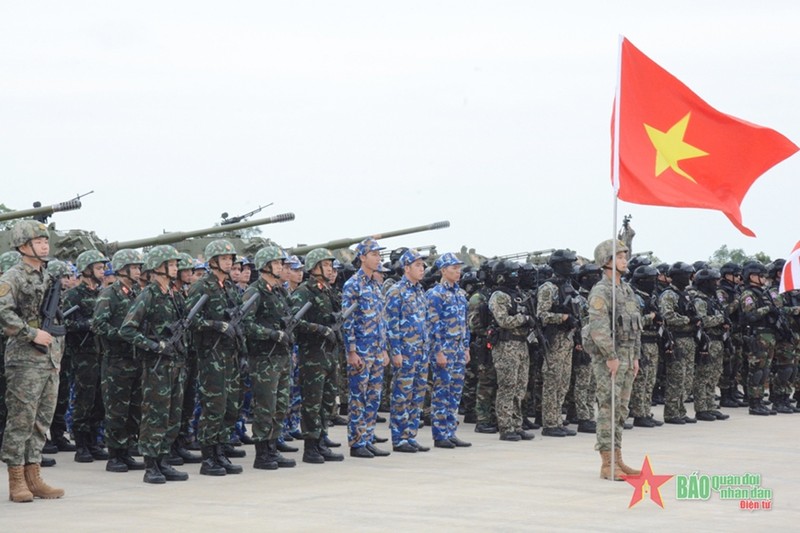 越南海军代表团出席开幕式。（图片来源：人民军队报）